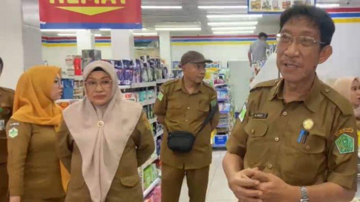 SIDAK - Dinas Perindustrian dan Perdagangan (Disperindag) bersama Dinas Kesehatan Konawe lakukan sidak di salah satu minimarket Jl Sapati Unaaha Konawe Sulawesi Tenggara (Sultra), Selasa (10/6/2025). Hal ini merupakan tindak lanjut dari laporan yang diterima terkait penemuan ayam berulat pada makanan siap saji. 