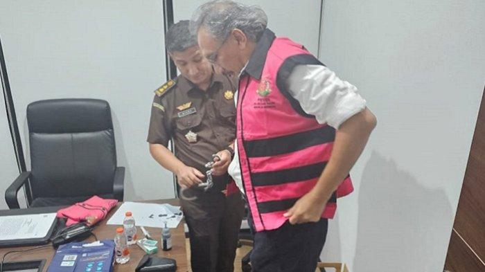 Penyidik Kejaksaan Tnggi Sulawesi Tenggara menetapkan eks Direktur Jenderal atau Dirjen Minerba Kementerian ESDM, RD sebagai tersangka kasus korupsi penjualan ore nikel PT Antam. Selain Ridwan Djamaluddin, Kejati Sultra juga menetapkan satu lagi pejabat Kementerian ESDM berinisial HJ yang menjabat Sub Koordinator RKAB Kementerian ESDM.