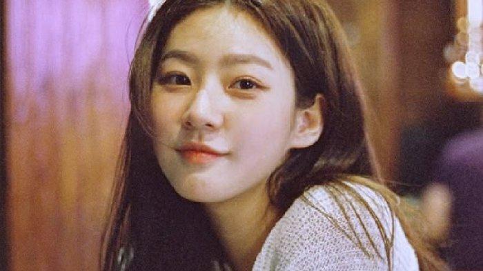 KIM SAE RON- Foto Kim Sae Ron semasa hidup diambil pada Instagram pribadinya Selasa (11/3/2025). Sosoknya menyita perhatian publik. Ia yang awalnya dianggap pansos atas kesuksesan Kim Soo Hyun, diduga memiliki pesan mendalam.   Kim Sae Ron juga ditemukan tewas pada hari kematian Kim Soo Hyun yakni 16 Maret 2025.   Hal ini membuat deretan spekulasi ramai beredar dan mengaitkannya dengan pemeran utama Queen of Tears itu.   Baru-baru ini, pihak keluarga dari aktris Korea Selatan, Kim Sae Ron mengungkap sebuah hal yang begitu mengejutkan publik. 
