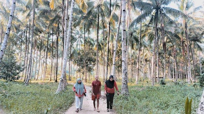 Gigoro diapit dua jurnalis puan dari Kalesang.id (kiri) dan Harian Mercusuar (kiri) saat berada di Desa Saolat Halmahera Timur.