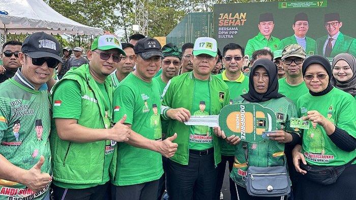 FOTO BERSAMA : Ketua Dewan Pengurus Wilayah Partai Persatuan Pembangunan Sulawesi Tenggara, Mayjen TNI (Purn) Andi Sumangerukka, Plt Ketua Umum PPP, H Muhammad Mardiono, Pengurus DPP dan DPW PPP berfoto bersama pemenang hadiahacara jalan sehat di Pelataran Tugu Religi Sultra atau Tugu Eks MTQ, Kelurahan Korumba, Kecamatan Mandonga, Kota Kendari, pada Minggu (16/7/2023).