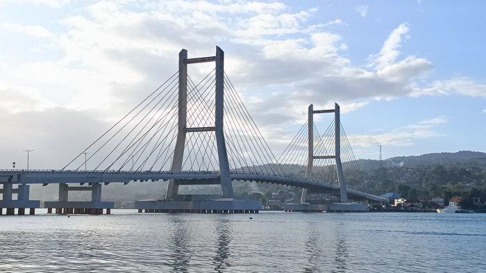 JEMBATAN TELUK KENDARI - Jembatan Teluk Kendari Sulawesi Tenggara (Sultra), Selasa (27/5/2025), diresmikan oleh Presiden Jokowi pada Oktober 2020 silam ini memiliki panjang 1,3 kilometer dan lebar 20 meter. Jembatan tersebut menghubungkan Pelabuhan Kota Lama dengan Pulau Bungkutoko dan Kecamatan Poasia.