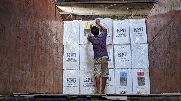 KPU Buton Selatan (Busel) mulai mendistribusikan logistik Pemilu 2024 ke setiap kecamatan, pada Sabtu (10/2/2024).
