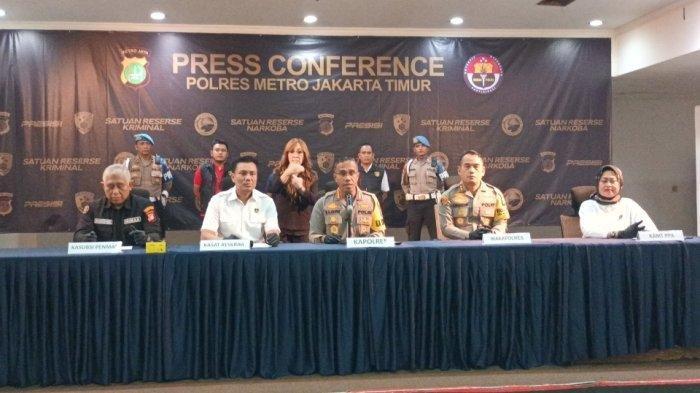 Kapolres Metro Jakarta Timur Kombes Nicolas Ary Lilipaly saat menunjukkan barang bukti dua pasang celana milik MAY, Selasa (4/6/2024). Tiga anak perempuan warga Kecamatan Cipayung, Jakarta Timur menjadi korban pencabulan ayah kandung dan ayah tiri mereka hingga mengalami trauma