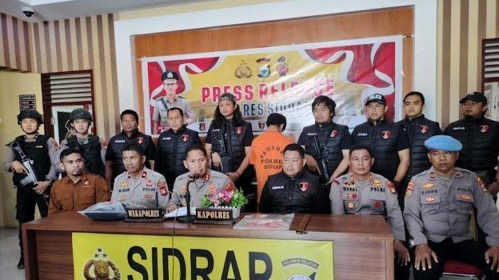 Kepala Kepolisian Resort atau Kapolres Sidrap, AKBP Erwin Syah, pada rilis kasus pembunuhan di pinggir jalan poros Sidrap-Parepare, Dusun Kamirie, Kecamatan Watang Pulu, Sidrap, Sulawesi Selatan.
