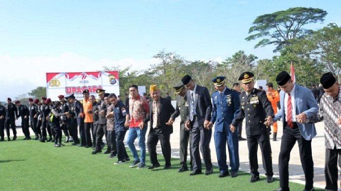 Kapolresta Kendari Kombes Pol Muh Eka Fathurrahman menjadi inspektur upacara Hari Ulang Tahun atau HUT ke-77 Bhayangkara di Kota Kendari, Sulawesi Tenggara (Sultra). Upacara peringatan Hari Bhayangkara 2023 tersebut berlangsung di Balai Kota Kendari, Provinsi Sultra, Sabtu (1/7/2023).