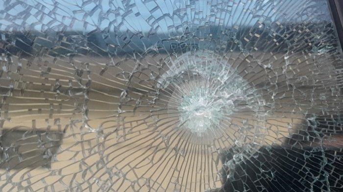 Mobil dinas Camat Baito di Kabupaten Konawe Selatan (Konsel), Provinsi Sulawesi Tenggara (Sultra) mengalami pecah kaca.  Mobil berjenis Daihatsu Terios tersebut diketahui sering ditumpangi oleh Supriyani, guru honorer yang dituduh aniaya murid SD di Kecamatan Baito.