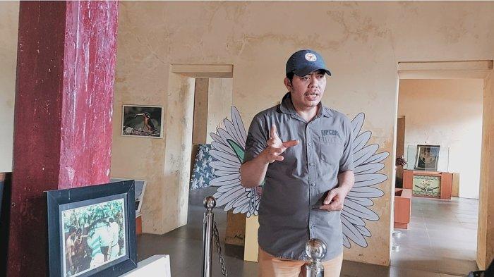 Kepala Museum Sejarah Ternate, Rinto Taib menjelaskan tentang ruang utama Museum Sejarah Ternate. Ada sebuah batu prasasti berbahasa Belanda milik Kapten Komandan dan Mayor Kehormatan Belanda di Ternate, Maarten Dirk van Rennese van Duivenbode.