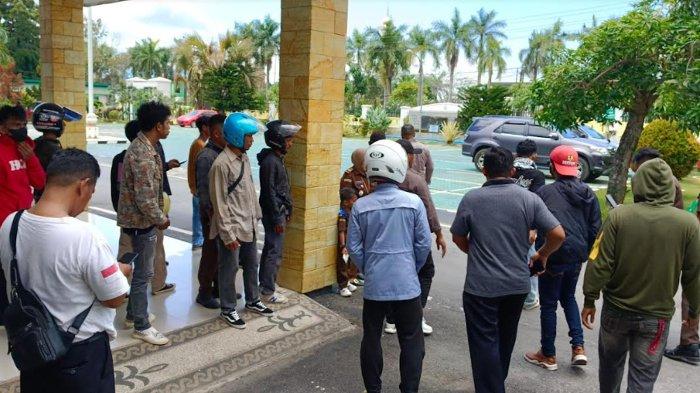 Kericuhan terjadi saat aksi demonstrasi di depan Kantor Kejaksaan Tinggi (Kejati) Sulawesi Tenggara (Sultra) di Kota Kendari, Senin (4/9/2023).