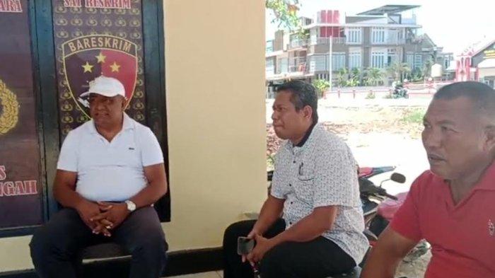 Ketua DPC PDI Perjuangan Buton Tengah Samahuddin yang menggenakan topi putih saat mendatangi Mapolres Buton Tengah, Sulawesi Tenggara (Sultra) Rabu (6/9/2023).