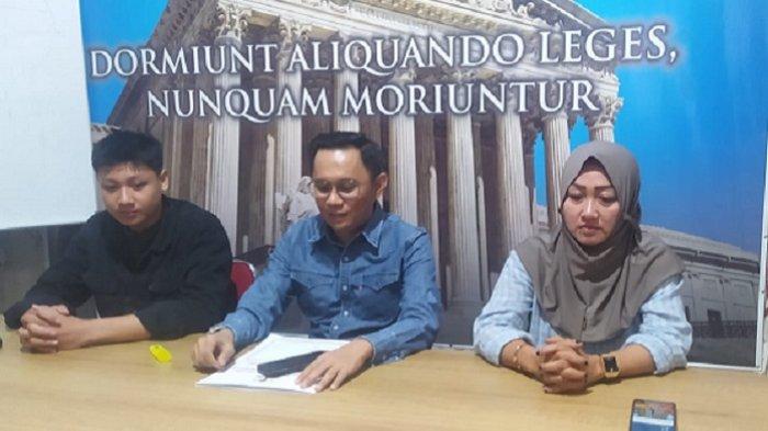 Kuasa hukum ungkap kronologi penggantian Doni Amansa, siswa SMA asal Konawe sebagai Pasukan Pengibar Bendera Pusaka atau Paskibraka Nasional utusan Sulawesi Tenggara. Untuk diketahui, penggantian nama Doni Amansa sebagai perwakilan Sultra jelang keberangkatan ke Jakarta menjadi polemik.