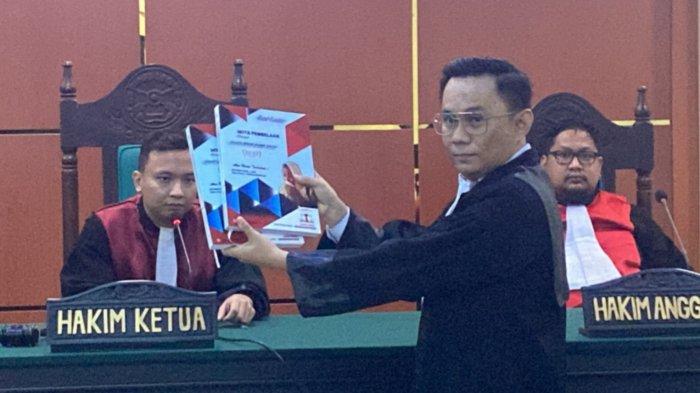 Guru honorer Supriyani melalui kuasa hukumnya, Andri Darmawan, membacakan pledoi atau pembelaan atas tuduhan memukul anak muridnya sendiri.