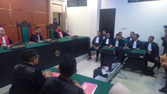 Fakta lain di balik guru Supriyani dituntut bebas, namun jaksa tetap tuduh terdakwa aniaya murid sekolah dasar (SD) yang merupakan anak polisi. Jaksa Penuntut Umum (JPU) menuntut terdakwa lepas dari segala tuntutan hukum dalam sidang di Pengadilan Negeri atau PN Andoolo, Konawe Selatan (Konsel), Sulawesi Tenggara (Sultra). Tuntutan bebas terhadap terdakwa dibacakan JPU yang dipimpin Kepala Kejaksaan Negeri atau Kejari Konsel, Ujang Sutisna, dalam persidangan, pada Senin (11/11/2024).