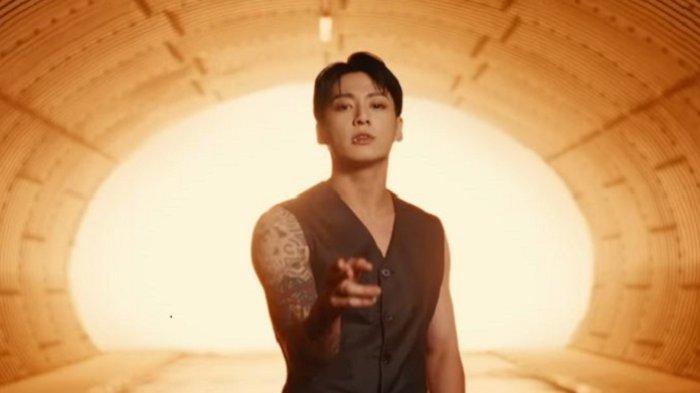 Standing Next to You merupakan single terbaru Jungkook BTS yang dirilis dalam album GOLDEN. Lagu ini dirilis bersamaan dengan video musiknya pada Jumat, 3 November 2023.