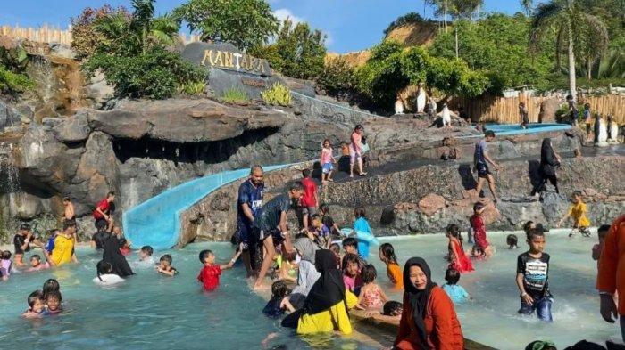 Mantara Waterpark menawarkan wisata permandian yang mengusung konsep Pulau Dewata alias miniatur Bali.