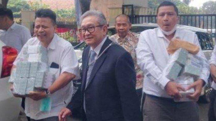 Maqdir Ismail siapa, sosok dan profil pengacara yang menyerahkan uang Rp27 miliar terkait kasus BTS Kominfo ke Kejaksaan Agung atau Kejagung? Sosoknya belakangan menjadi sorotan setelah mengungkap adanya uang Rp27 miliar yang diberikan pihak swasta.