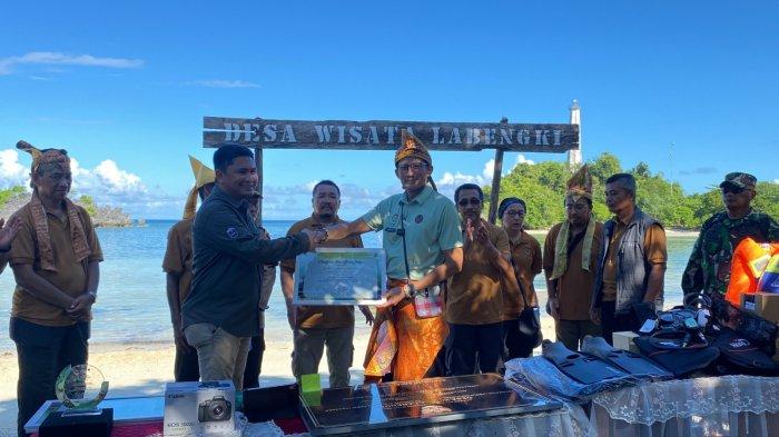 Menteri Pariwisata dan Ekonomi Kreatif (Menparekraf) Republik Indonesia, Sandiaga Salahuddin Uno berkunjung ke Desa Wisata Labengki, Kabupaten Konawe Utara (Konut), Sulawesi Tenggara (Sultra), Jumat (11/10/2024).