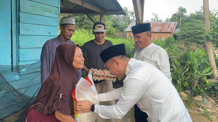 Momen Radhan Algindo Nur Alam dan Rasyid Blusukan Bagikan Sembako ke ...