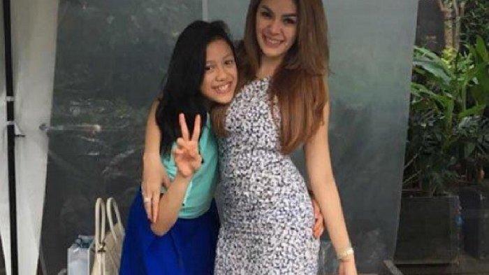 Nikita Mirzani dan Laura Meizani Mawardi atau Loly