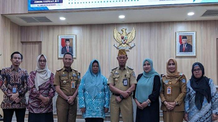 Dinas Pengendalian Penduduk dan Keluarga Bencana (P2KB) serahkan bantuan BKB KIT kepada kader Bina Keluarga Balita (BKB) di Kota Kendari, Sulawesi Tenggara (Sultra), Selasa (28/8/2023).
 