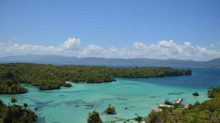 Pantai Meleura ini tepatnya berada di Desa Lakarinta, Kecamatan Lohia, Kabupaten Muna Provinsi Sulawesi Tenggara (Sultra)