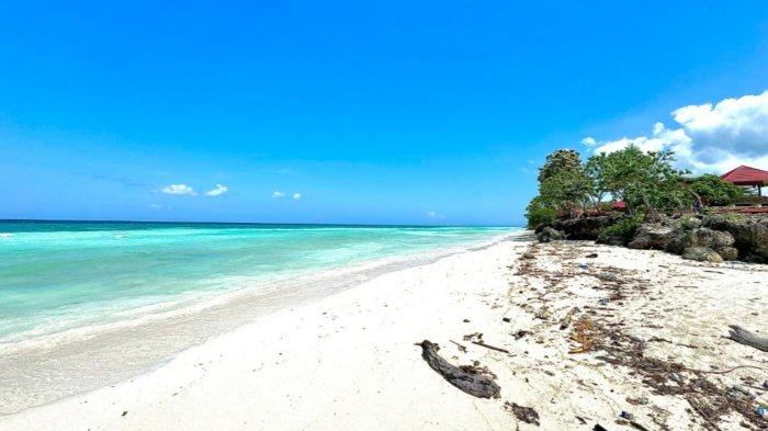 Pantai Mutiara terletak di Desa Gumanano, Kecamatan Mawasangka, Kabupaten Buton Tengah, Provinsi Sulawesi Tenggara (Sultra).