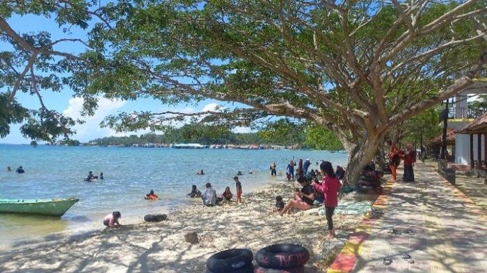 Pantai Nambo menjadi salah satu pilihan masyarakat Kota Kendari, Provinsi Sulawesi Tenggara (Sultra) menghabiskan liburan Idul Adha 2023. Pantauan TribunnewsSultra.com, hari terakhir libur panjang, Minggu (2/7/2023), Pantai Nambo ramai dikunjungi masyarakat.
