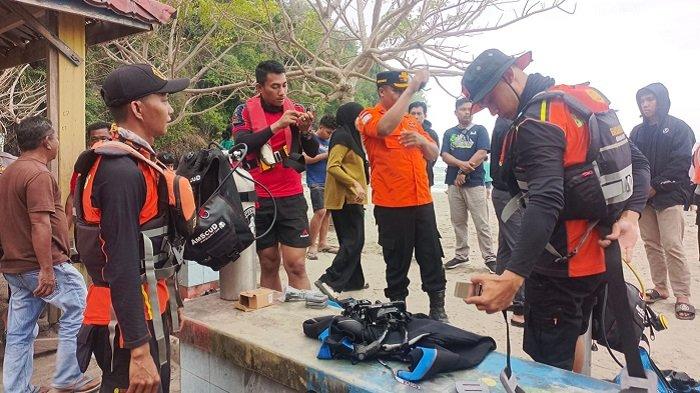 Tim SAR menghentikan sementara pencarian Farli (16), siswa SMAN 1 Wawotobi yang tenggelam terseret ombak saat berenang bersama rekannya di Pantai Taipa Konawe Utara (Konut). Kepala KPP Kendari, Muhammad Arafah mengatakan pencarian dihentikan karena kondisi cuaca yang tidak mendukung ditambah ombak kencang di sekitar Pantai Taipa, Konut, Provinsi Sulawesi Tenggara (Sultra).