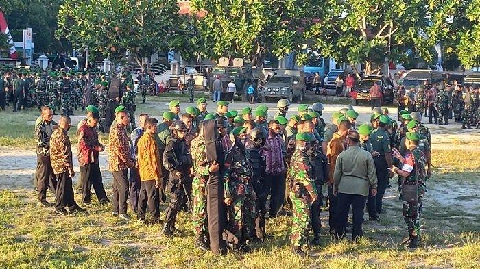 Sejumlah penembak jitu siaga di lokasi kunjungan Presiden Joko Widodo di Wakatobi, Sulawesi Tenggara (Sultra). Hal ini terlihat saat ribuan personel gabungan TNI dan Polri mengikuti apel gelar pasukan di Lapangan Merdeka Kelurahan Pongo, Wangi-Wangi, Rabu (8/6/2022).