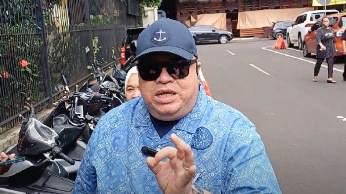 JENGUK NIKITA MIRZANI- Pengacara Razman Arif Nasution membawa sekotak roti saat menjenguk artis sekaligus tersangka kasus dugaan pemerasan Nikita Mirzani yang berulang tahun ke-39 di Rutan Narkoba Polda Metro Jaya, Jakarta Pusat, Senin (17/3/2025). 