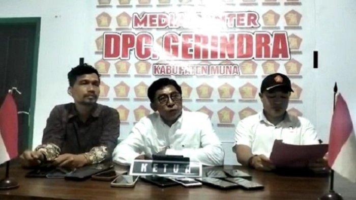 Ketua DPC Gerindra Kabupaten Muna, La Ode Gomberto melalui konferensi pers, Rabu (12/7/2023), memberikan penjelasan soal penggeledahan Komisi Pemberantasan Korupsi (KPK) di rumahnya di Jalan Kelinci, Kelurahan Raha III, Kabupaten Muna, Provinsi Sulawesi Tenggara (Sultra), Selasa (11/7/2023).