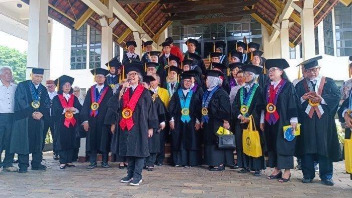 Anggota Dewan Guru Besar Universitas Indonesia (UI), Sulistyawati Irianto membacakan deklarasi kebangsaan di Rektorat UI, Depok, Jawa Barat, Jumat (2/2/2024). Civitas akademika UI turut serta menyampaikan petisi kampus tentang demokrasi.