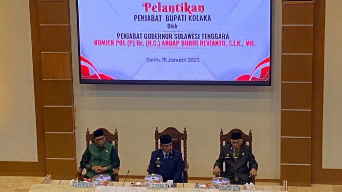 Pj Gubernur Sulawesi Tenggara (Sultra), Andap Budhi Revianto resmi melantik Bupati Kolaka, Andi Makkawaru.