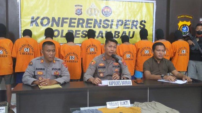 Berikut 5 fakta puluhan pelajar cabuli bocah SD 13 tahun, polisi ungkap korban 7 kali digilir di Kota Baubau, Sulawesi Tenggara (Sultra). Selain mengungkap inisial nama-nama terduga pelaku pencabulan, polisi juga mengungkap kronologi hingga modus kasus rudapaksa yang menimpa korban berinisial RS (13). Konferensi pers pengungkapan kasus tersebut dipimpin Kapolres Baubau AKBP Bungin Masokan Misalayuk. 