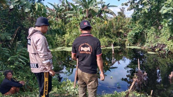 Polsek Mawasangka dan masyarakat melanjutkan pencarian remaja perempuan yang diduga diterkam buaya di Desa Terapung, Kecamatan Mawasangka, Kabupaten Buton Tengah, Sulawesi Tenggara (Sultra), Sabtu (23/3/2024).