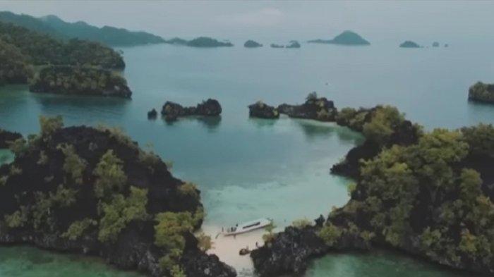 Pulau Labengki adalah salah satu objek wisata bahari di Sulawesi Tenggara (Sultra) yang mempunyai julukan miniatur Raja Ampat. Destinasi wisata tersebut berlokasi di Desa Labengki, Kecamatan Lasolo, Kabupaten Konawe Utara (Konut), Provinsi Sultra.