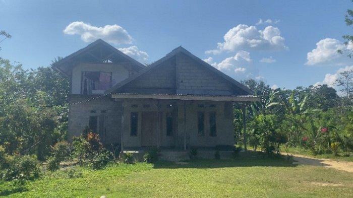 Begini kondisi rumah guru honorer Supriyani di Kabupaten Konawe Selatan (Konsel), Provinsi Sulawesi Tenggara (Sultra). Berdasarkan pantauan TribunnewsSultra.com, Kamis (24/10/2024), tampak rumah tersebut kosong tak ada yang menempati.