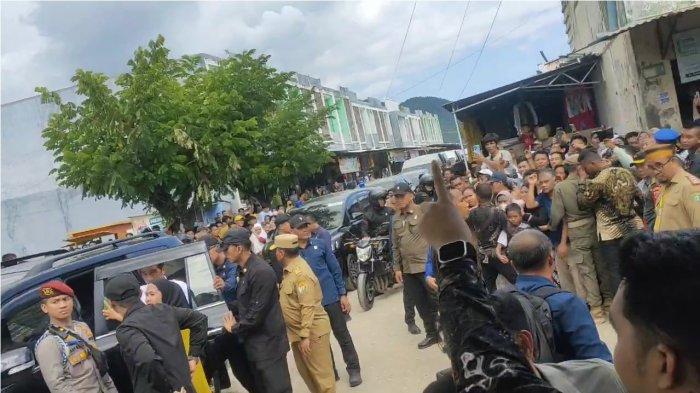 Momen Presiden Jokowi disambut ‘lautan’ manusia di Kabupaten Kolaka Utara (Kolut), Provinsi Sulawesi Tenggara (Sultra). Kedatangan Presiden Joko Widodo Selasa (14/05/2024), inipun menjadi momen bersejarah bagi Kabupaten Kolut, Provinsi Sultra. Inilah kali pertama sosok Kepala Negara menyambangi daerah sebelah utara Kabupaten Kolaka, Sulawesi Tenggara, tersebut.