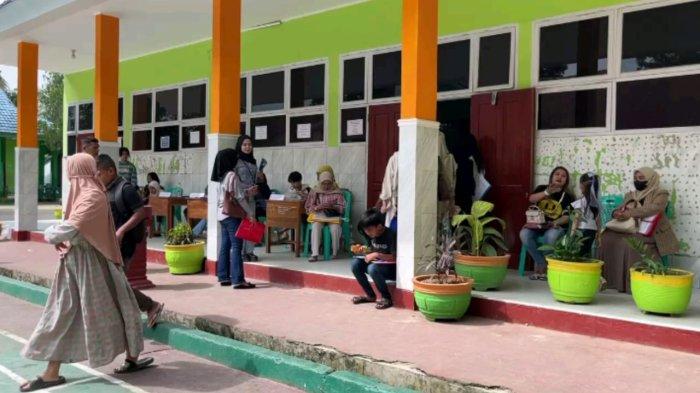 SPMB 2025 KENDARI - Proses verifikasi berkas pendaftar di SMPN 4 Kendari, Sulawesi Tenggara (Sultra), Rabu (18/6/2025). Pendaftaran murid baru tahap 1 akan berakhir hari ini, Jumat (20/6/2025), sementara pengumuman hasil seleksi SPMB 2025 jenjang SD dan SMP di Kendari akan diumumkan Kamis (26/6/2025).