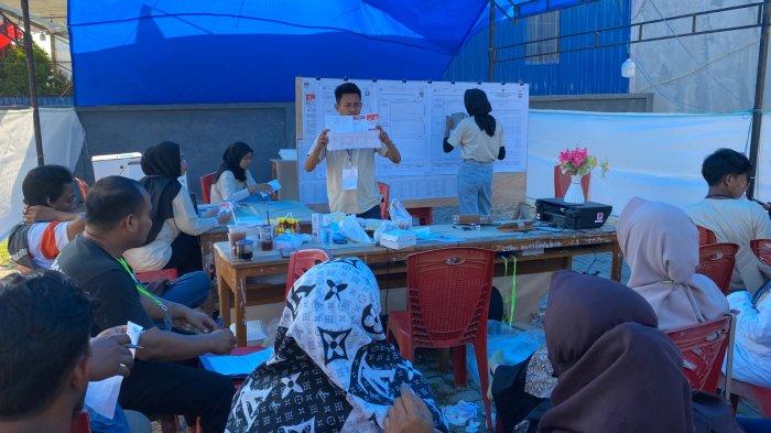 Penghitungan suara di TPS 16 Andounohu, Kecamatan Poasia, Kota Kendari, Sulawesi Tenggara, beberapa hari lalu.