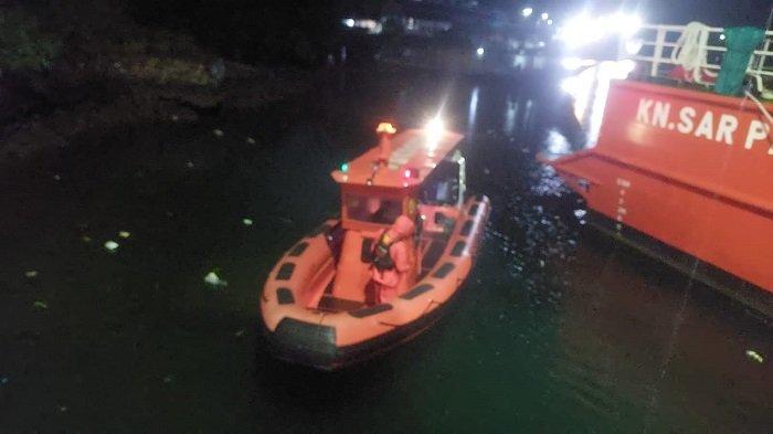 PENCARIAN KORBAN - Tim SAR menyisir sekitar Jembatan Teluk Kendari, Provinsi Sulawesi Tenggara (Sultra), Minggu (1/6/2025). Sebelumnya, aksi nekat  seseorang ke laut terekam CCTV. (Istimewa)