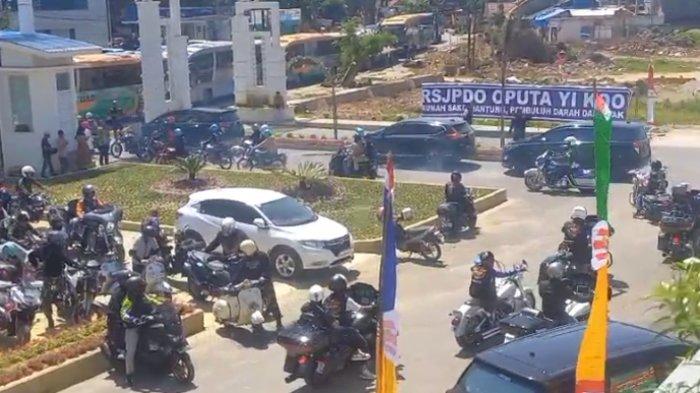 Sejumlah kendaraan Konvoi 5 Tahun AMAN memasuki area Rumah Sakit Jantung dan Otak Oputa Yi Koo di Kota Kendari, Sulawesi Tenggara, Sabtu (2/9/2023).