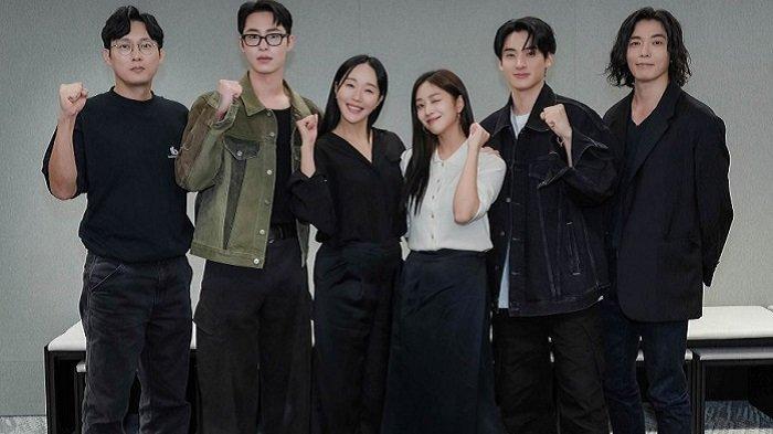 Hong Rang adalah drakor terbaru karya sutradara Kim Hong Sun. K-drama Netflix ini diskenariokan Kim Jin A berdasarkan novel karya Jang Da Hye. Karakter drama terbaru ini diperankan Lee Jae Wook, Jo Bo Ah, Jung Ga Ram.