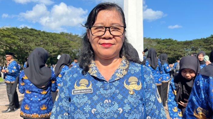 PPPK SULTRA - Sosok Hermin Mangalla, usai menerima SK pengangkatan Pegawai Pemerintah dengan Perjanjian Kerja (PPPK) di halaman Kantor Gubernur Sulawesi Tenggara (Sultra), Kota Kendari, Senin (16/6/2025). Ia resmi diangkat sebagai PPPK di lingkungan Pemerintah Provinsi atau Pemprov Sultra 2024 usai mengabdi selama 22 tahun sebagai tenaga horer di Rumah Sakit Jiwa (RSJ) Sultra.
