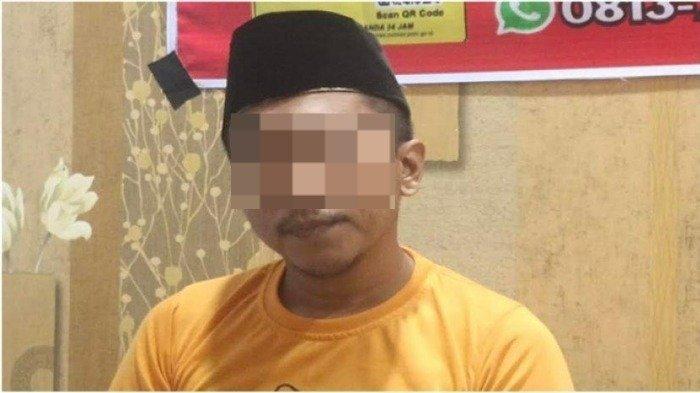 Sosok pelatih Paskibra ‘predator seks’ yang lecehkan belasan siswa SMK di Muara Enim, Sumatera Selatan (Sumsel), ternyata seorang guru PNS. Pelatih pasukan pengibar bendera (paskibra) yang melakukan pelecehan seksual menyimpang tersebut adalah MHS.