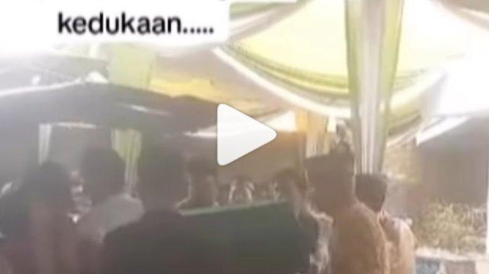 Sosok pengantin wanita meninggal 5 menit usai ijab kabul di Palembang, Sumatera Selatan (Sumsel), kisah dalam video viral yang sebenarnya terungkap. Video viral TikTok hingga Instagram yang mengabadikan momen pernikahan memilukan itu sebelumnya beredar menyusul unggahan sejumlah akun media sosial (medsos).
