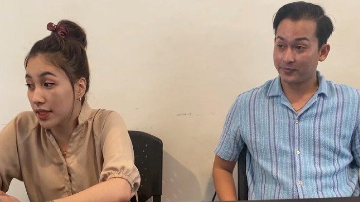 Setelah viral pelaporan Yudi Fernandi terkait kasus pengrusakan handphone atau HP yang diduga dilakukan Steven Stenly, kini pelapor dilaporkan balik. Ia dilaporkan balik tak hanya Steven Stenly namun juga sosok selebgram perempuan Kota Kendari Dhijasanggo. Keduanya pun kompak melakukan konferensi pers di Ara Ara Coffee Jalan Abunawas, Bende, Kecamatan Kadia, Kota Kendari, Sulawesi Tenggara (Sultra) pukul 13.00 WITA, Sabtu (2/3/2024).