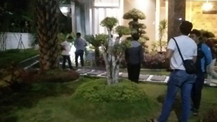 Seperti ini suasana rumah politisi PDIP Sulawesi Tenggara (Sultra), Muhammad Fajar Hasan usai diduga diteror mendapatkan perhatian berbagai pihak. Berdasarkan pantauan TribunnewsSultra.com, Jumat (6/10/2023), baik dari pihak kepolisian, insan pers maupun warga sekitar berdatangan di rumah politisi PDIP Sultra tersebut untuk melihat kondisinya.