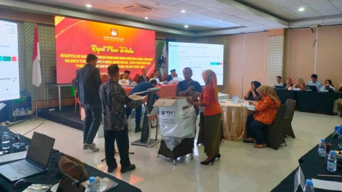 Inilah suasana sidang pleno rekapitulasi hasil penghitungan suara di Kabupaten Kolaka, Provinsi Sulawesi Tenggara (Sultra).