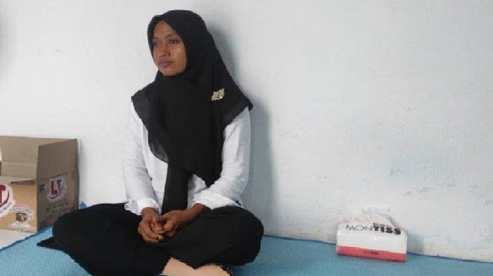 Momen Supriyani, guru honorer yang dituduh memukuli muridnya seorang anak polisi di Polsek Baito Konawe Selatan (Konsel) saat ditemui TribunnewsSultra.com usai menjalani uji pengetahuan pendidikan profesi guru (UP PPG) di Kota Kendari Sulawesi Tenggara (Sultra), Rabu (20/11/2024). 